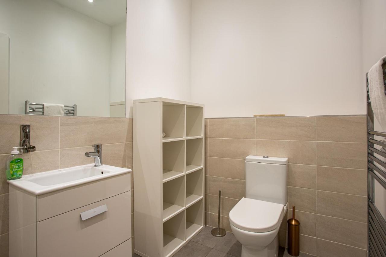 Modern Luxury Apartment, Sleeps 6, Best Location Belfast Kültér fotó