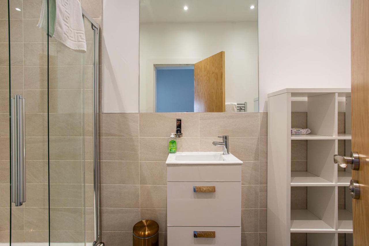 Modern Luxury Apartment, Sleeps 6, Best Location Belfast Kültér fotó